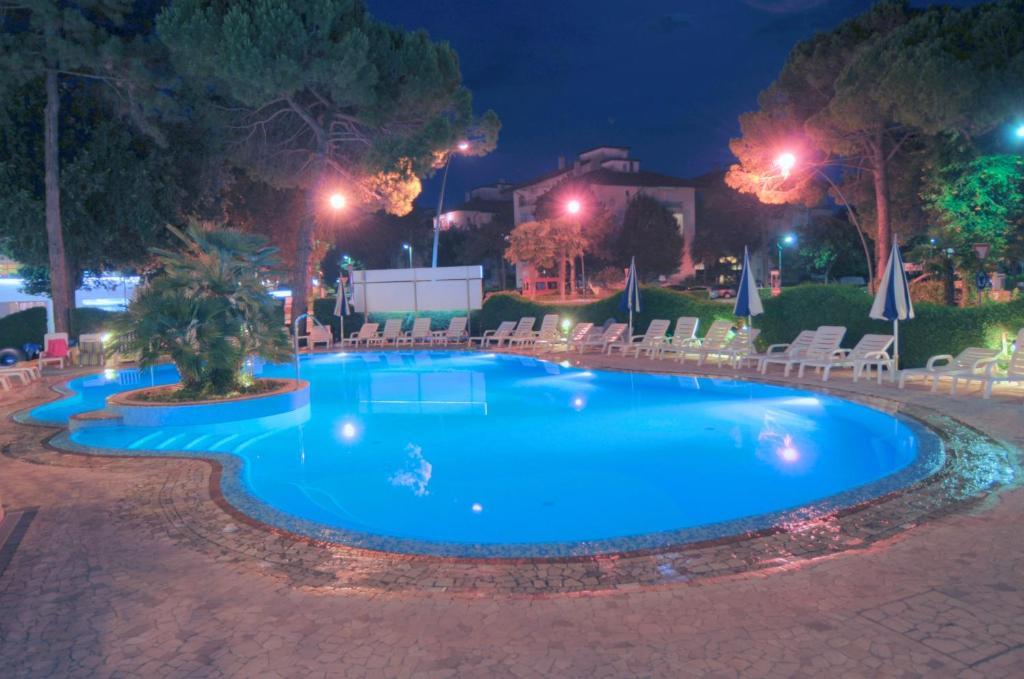 ליגננו סביאדורו Hotel Ambassador Meuble מראה חיצוני תמונה