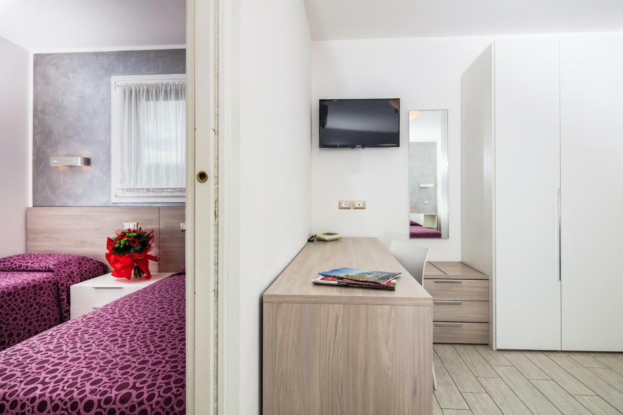 ליגננו סביאדורו Hotel Ambassador Meuble מראה חיצוני תמונה